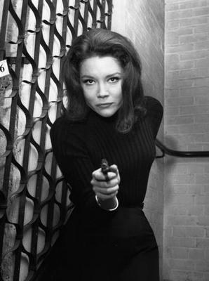 Diana Rigg Poster Avengers Gun 27inx40in The Poster Depot