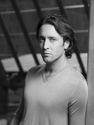 Alex O'Loughlin Poster Black and White Poster 16"x24"